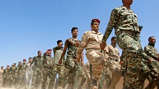 قوات الحشد الشعبي خلال استعراض عسكري بالقرب من كركوك بالعراق