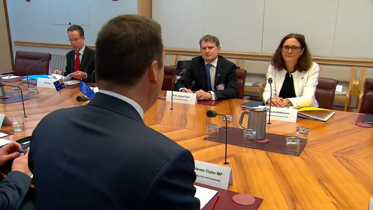 UE inicia negociações para acordo de comércio com a Austrália