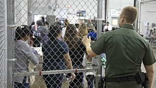 Трамп пугает "миграцией по-европейски"