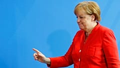 Macron reçu par Merkel sur fond de crise migratoire