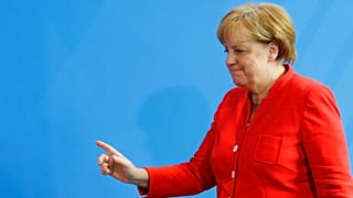 Macron reçu par Merkel sur fond de crise migratoire