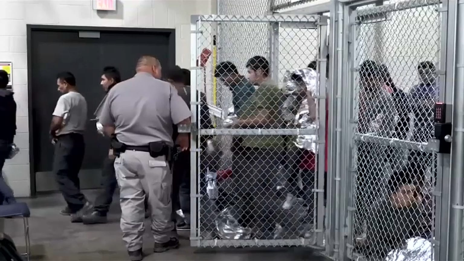 Migranti, Trump separa i bambini dai genitori: "Non saremo un campo profughi"
