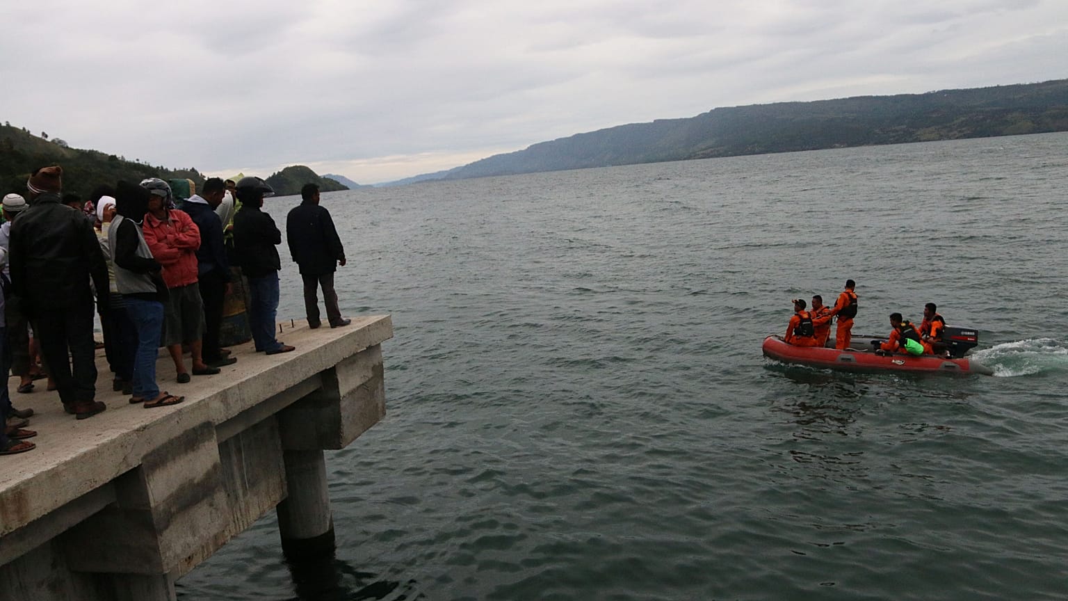 Endonezya'da feribot battı: En az 180 kişi kayıp