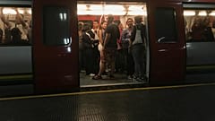 A párizsi metróban szülte meg gyermekét egy nő