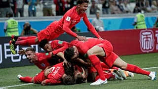 Harry Kane celebra con sus compañeros su primer gol para Inglaterra