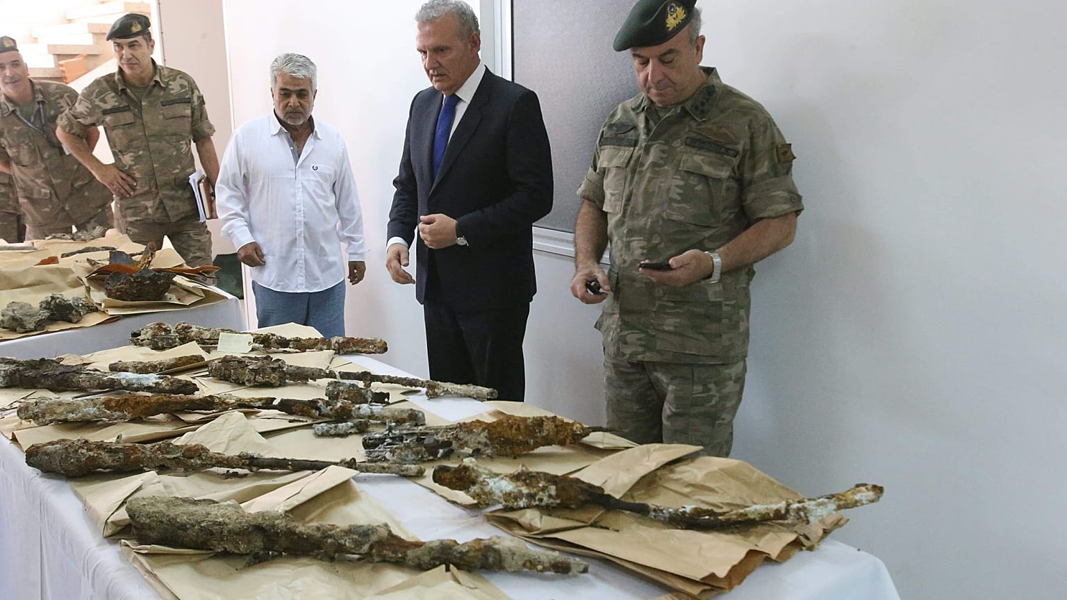 Κύπρος: Παραδόθηκαν στρατιωτικά ευρήματα και εξοπλισμός του ΝΟΡΑΤΛΑΣ