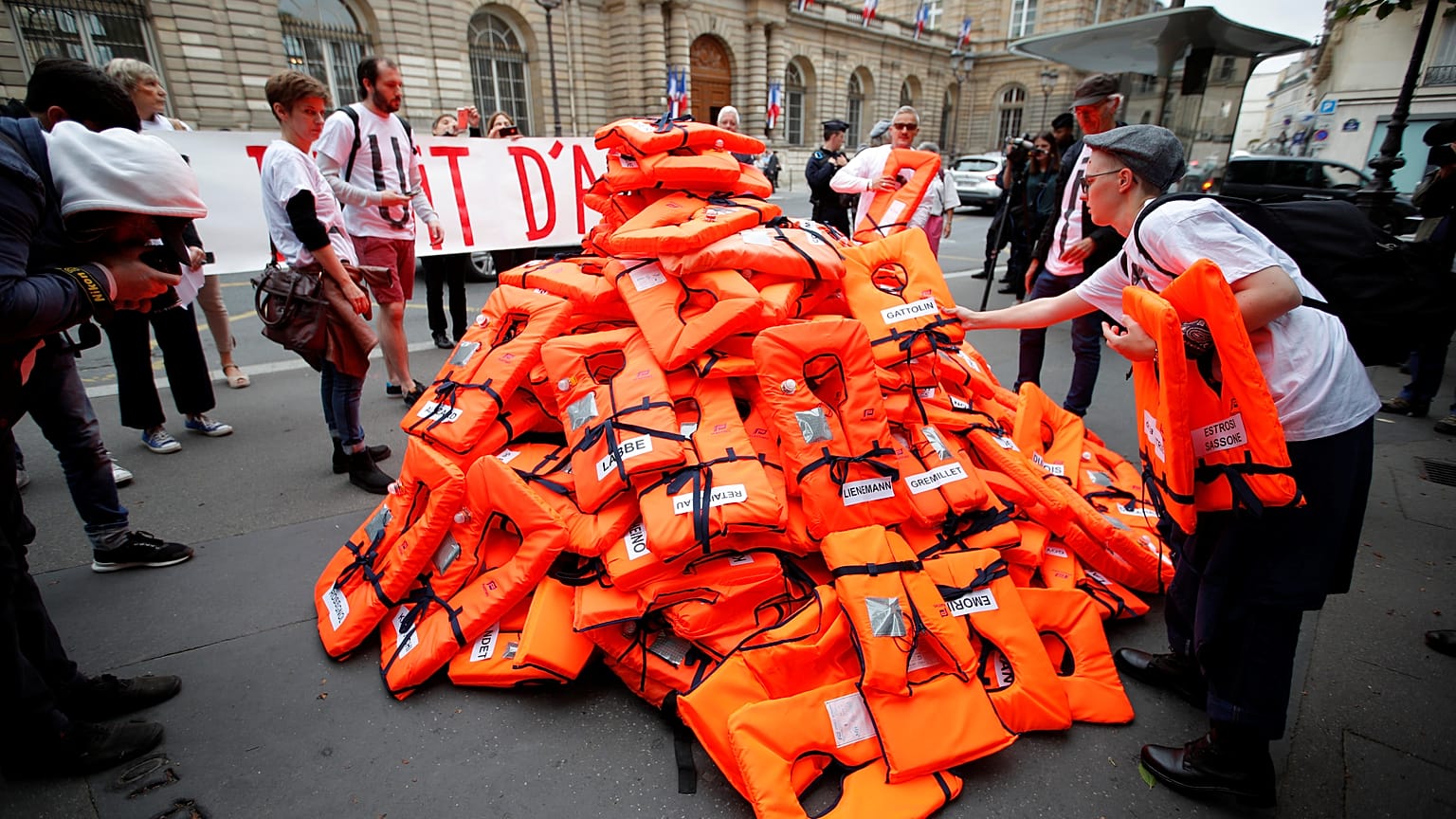 Loi "asile-immigration" : des gilets de sauvetage devant le sénat 