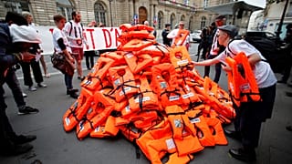 Loi "asile-immigration" : des gilets de sauvetage devant le sénat 