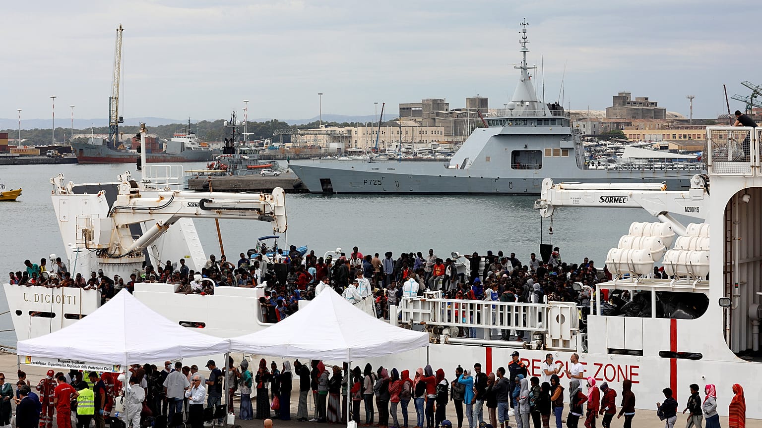 Προς τη Σικελία πλέει πλοίο που μεταφέρει μετανάστες