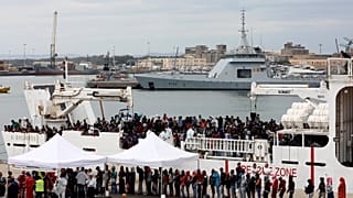 Προς τη Σικελία πλέει πλοίο που μεταφέρει μετανάστες