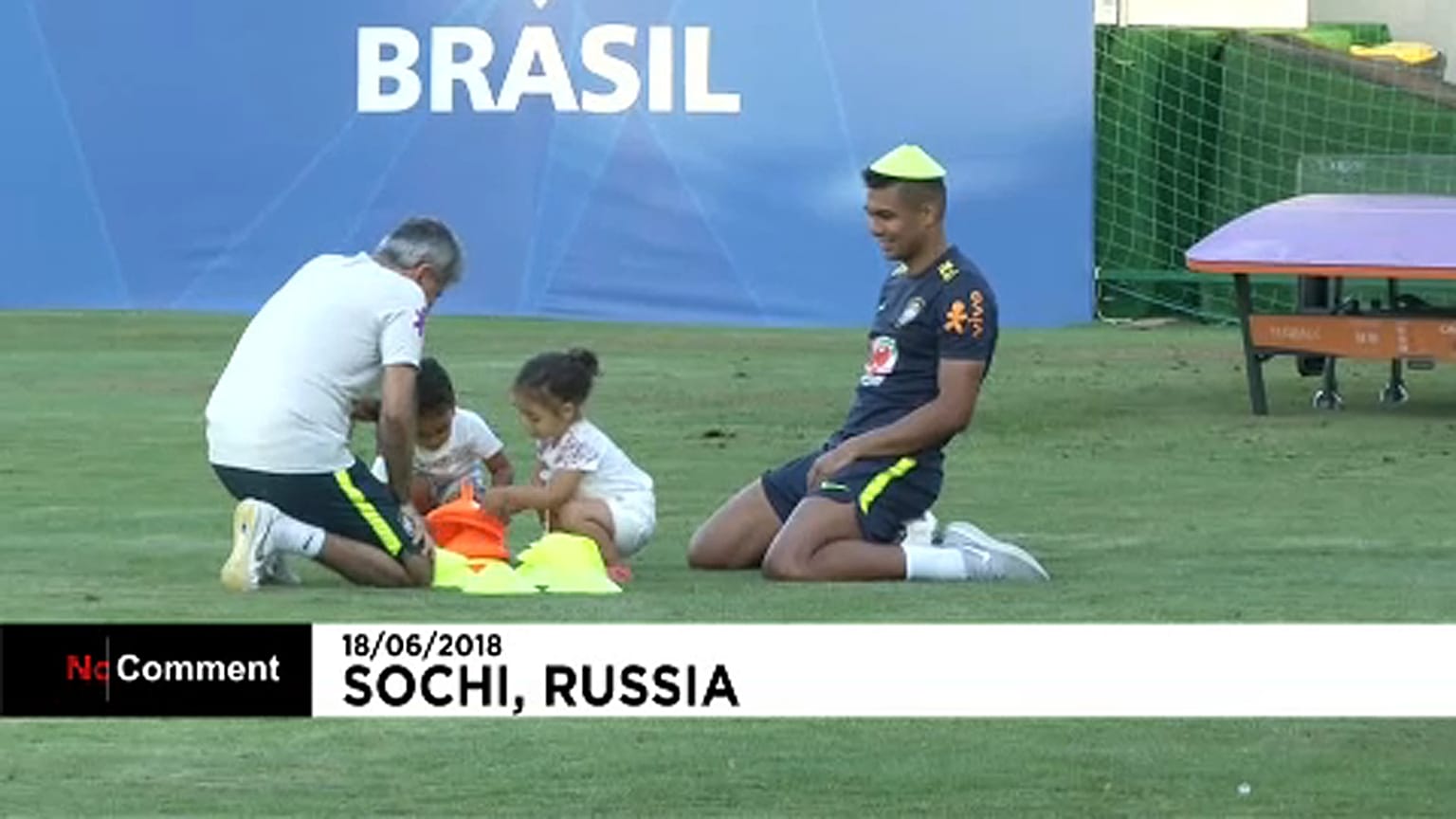 Gyermekeikkel játszottak a brazil focisták a pályán