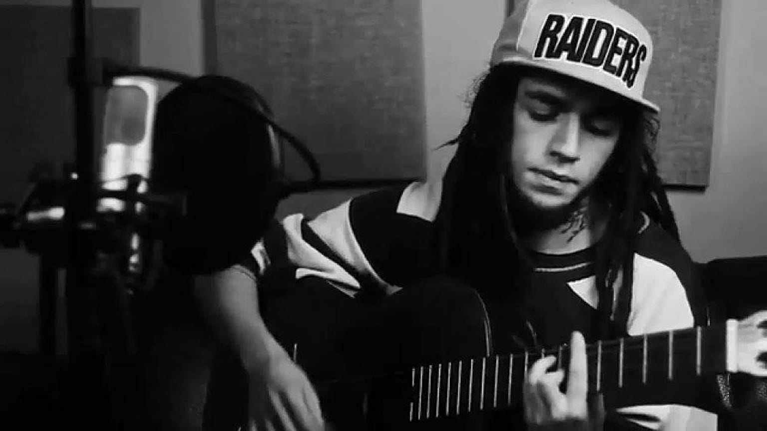 Uyuşturucuya teşvik suçlamasıyla tutuklanan rapçi Ezhel beraat etti