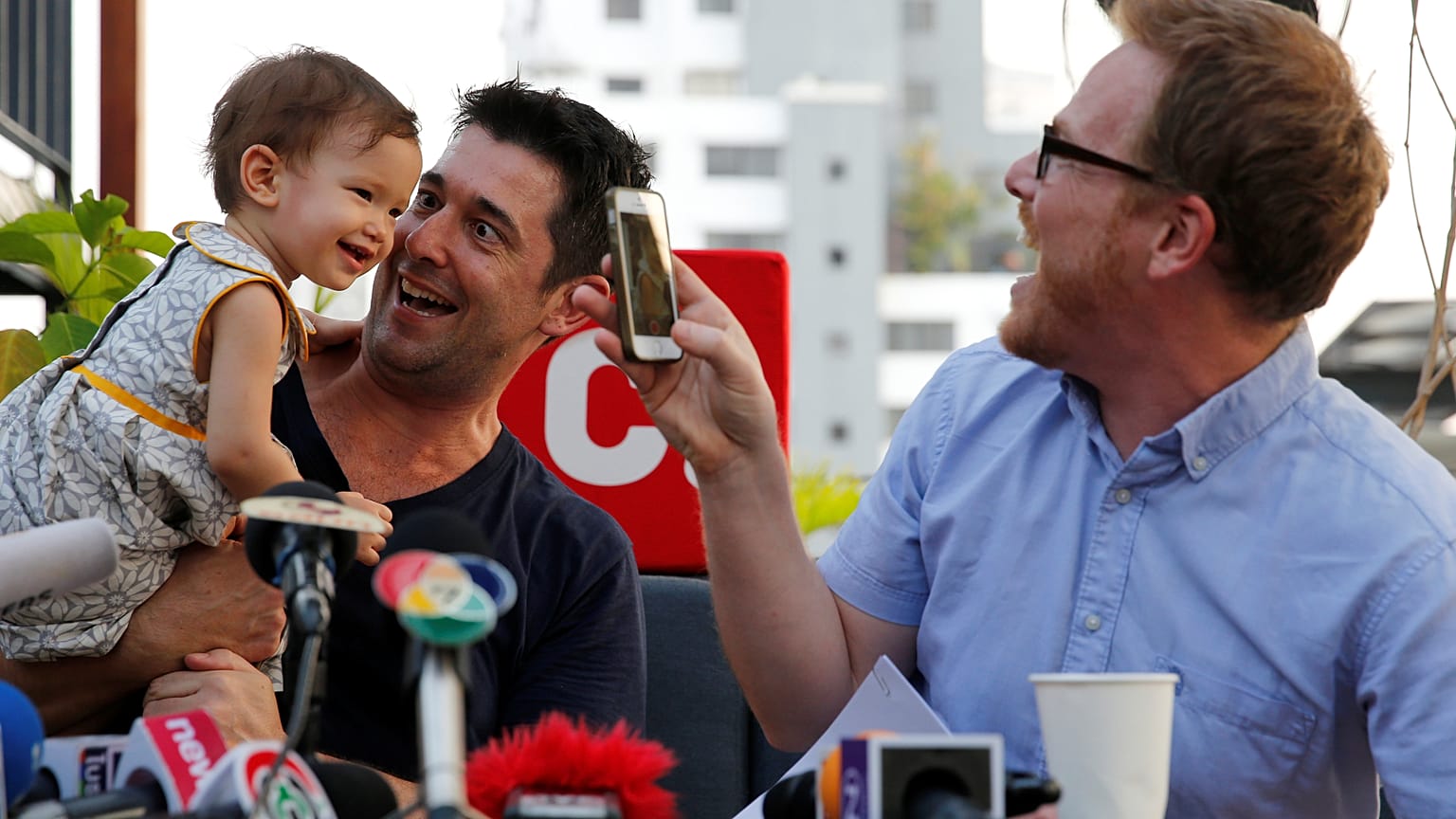 Photo prétexte adoption par couples homosexuels.