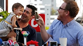 Photo prétexte adoption par couples homosexuels.