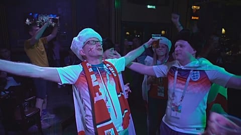 Los aficionados ingleses celebran su primera victoria en Rusia 2018