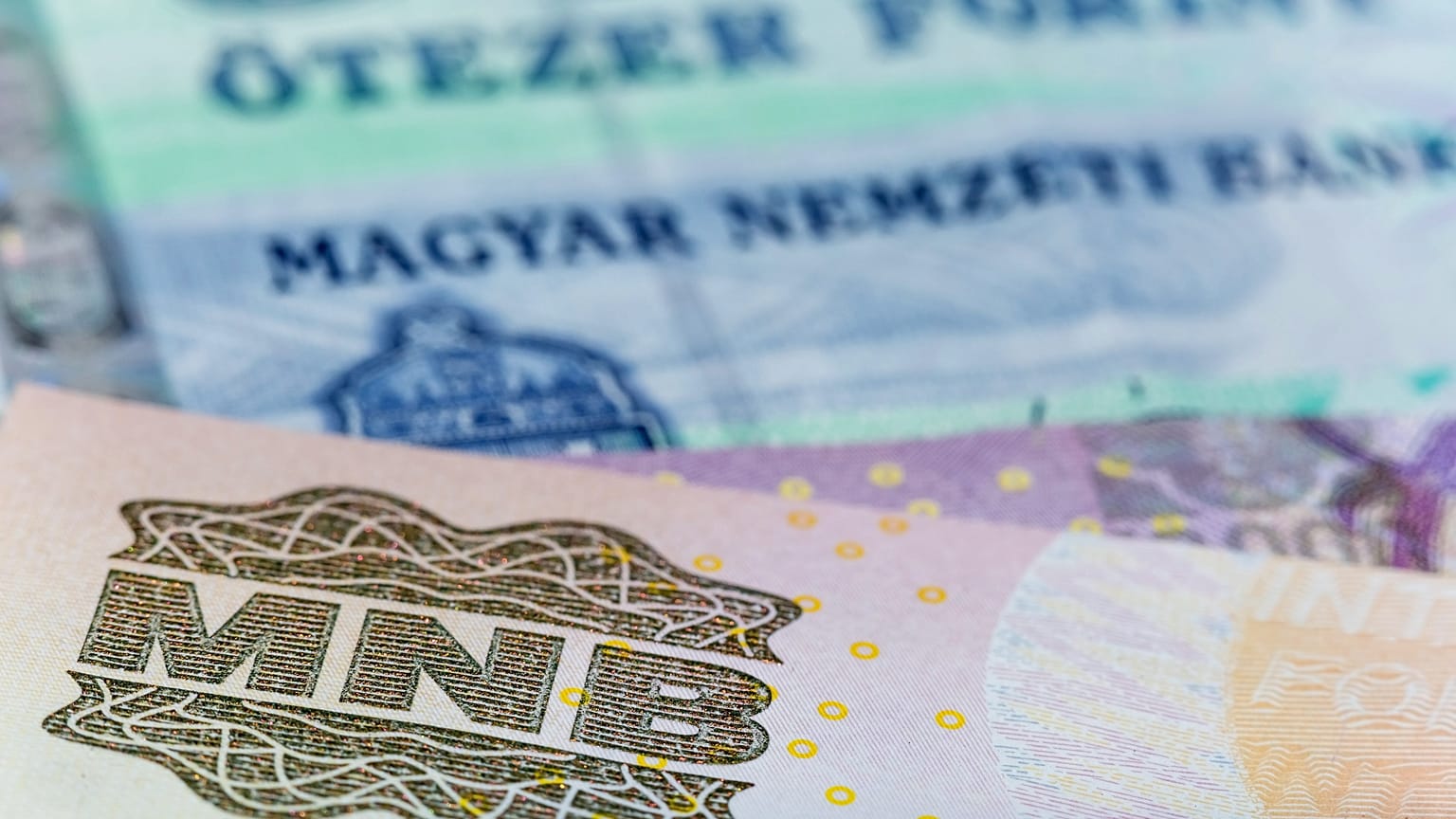 Mélyponton a forint árfolyama