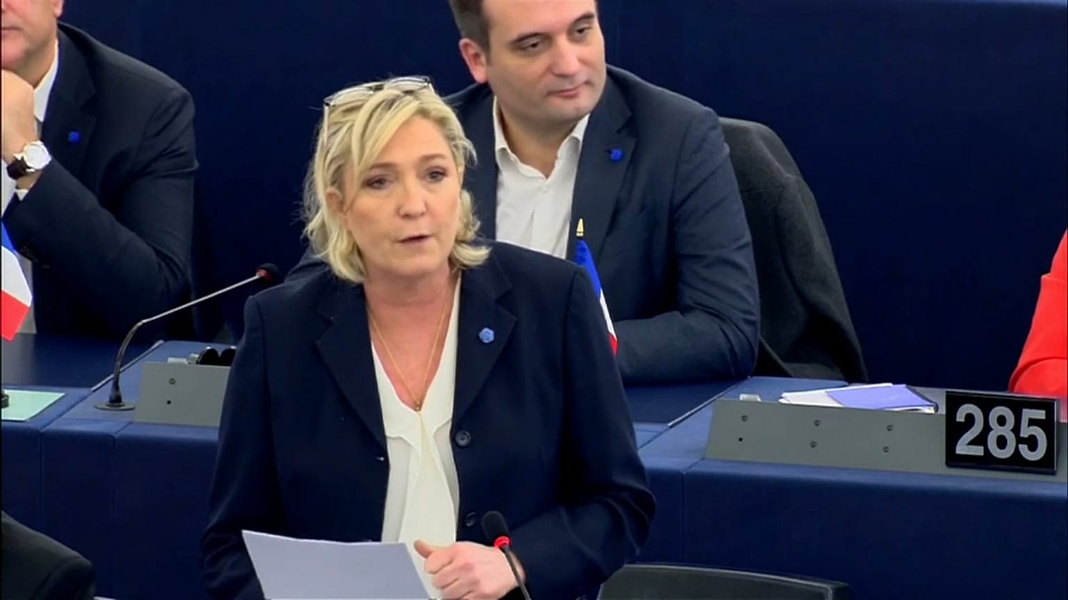 Marine Le Pen vai ter que devolver 300 mil euros ao Parlamento Europeu