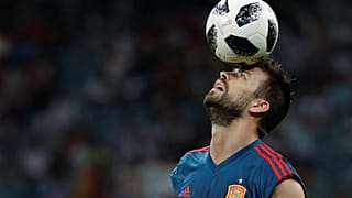 جيرار بيكي يمارس تمارين الإحماء في سوتشي يوم 15 يونيو حزيران 2018