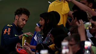 نيمار لاعب منتخب البرازيل يوقع على قميص أحد الجماهير خلال جلسة تدريبية