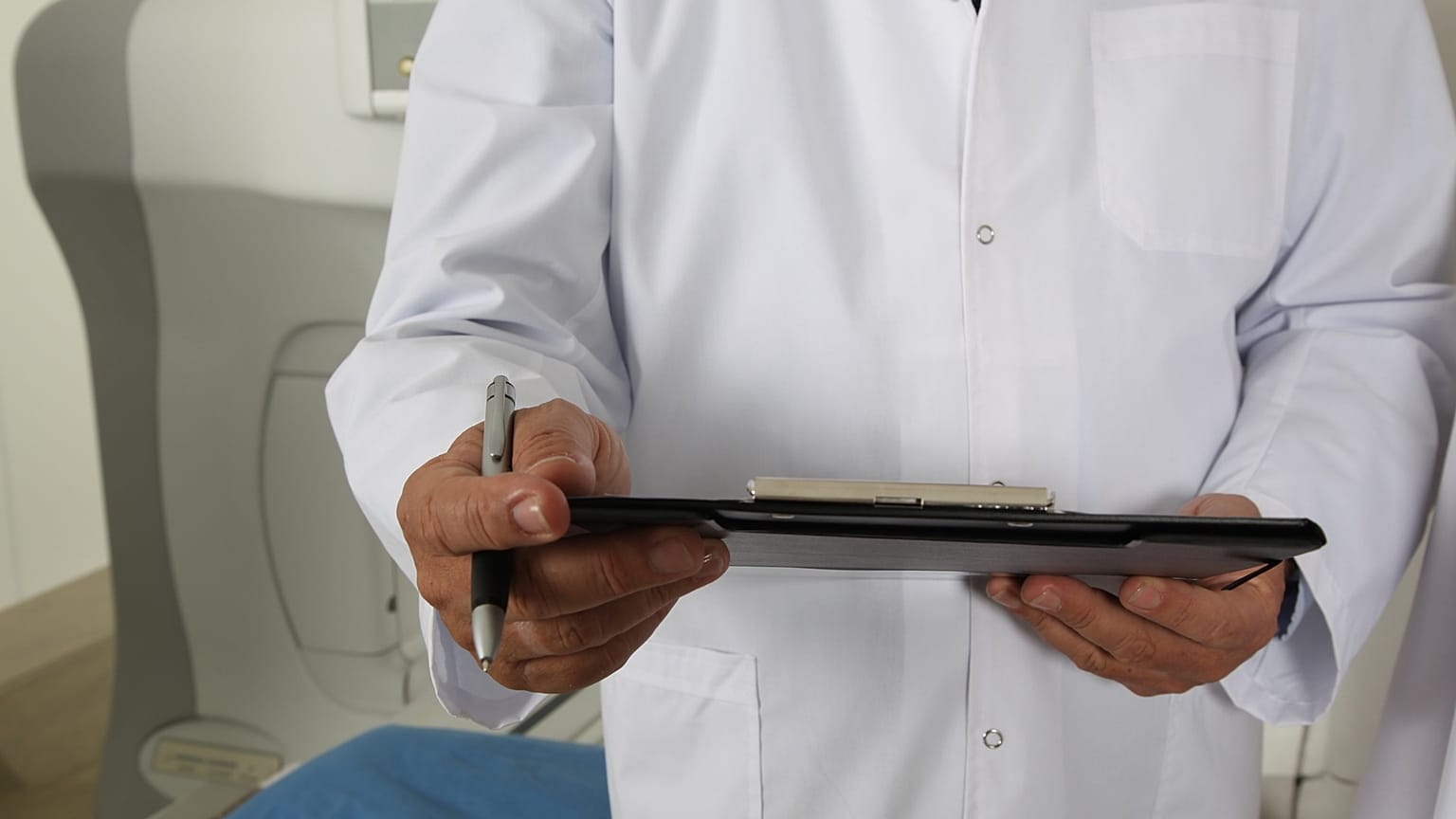 Hastayla dalga geçen doktor: Nefes mi alamıyor, o zaman ölmüş olmalı