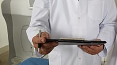 Hastayla dalga geçen doktor: Nefes mi alamıyor, o zaman ölmüş olmalı