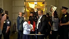 Senadores demócratas abuchean a Trump en el Capitolio