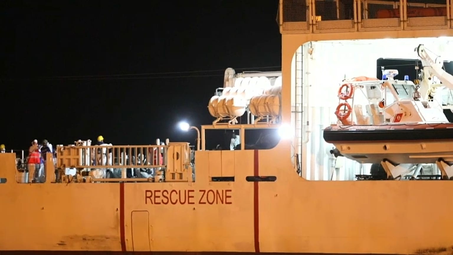 Tras el Aquarius, más de 500 migrantes desembarcan en Sicilia