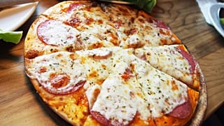 بيتزا هت تعلن قرارا جديدا بشان استخدام بعض المضادات الحيوية للدجاج في وجباتها