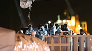 Судно с мигрантами причалило берегу Поццалло
