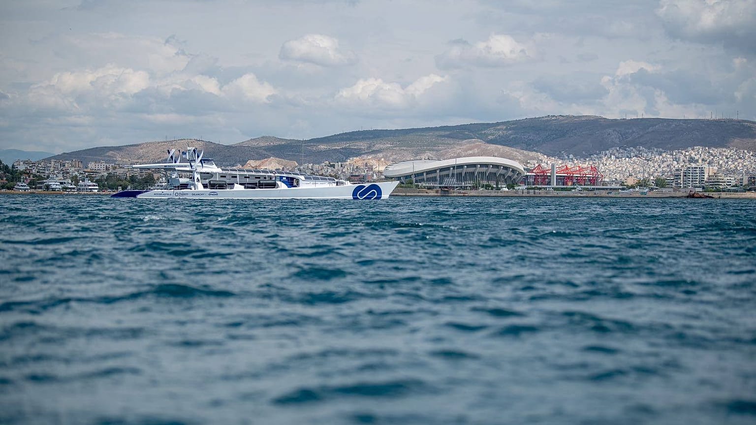 To ενεργειακά αυτόνομο πλοίο Energy Observer στο Φάληρο