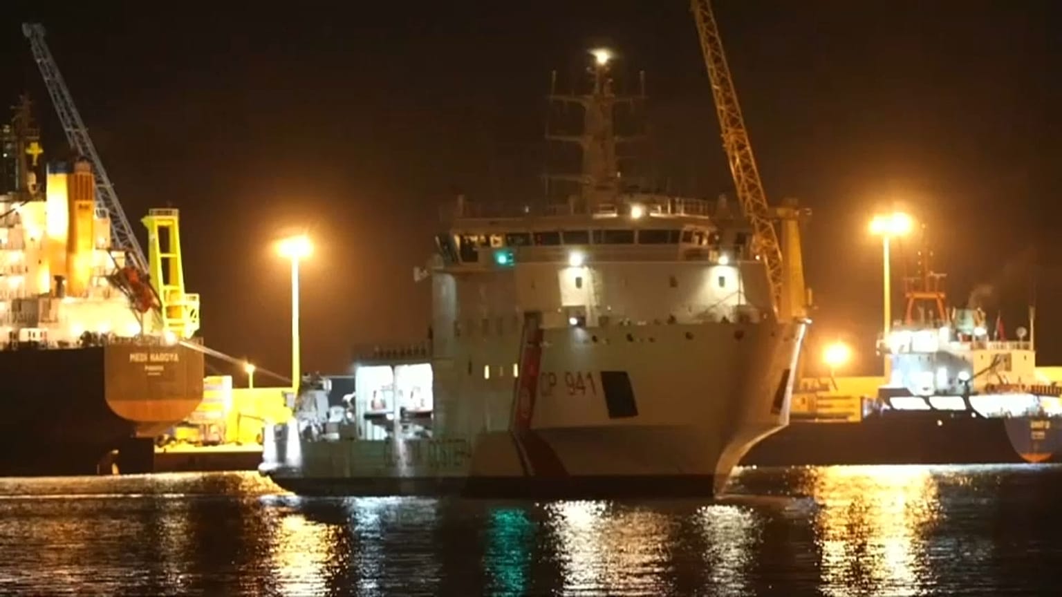 Navio da guarda costeira italiana  na Sicília com 500 migrantes a bordo 