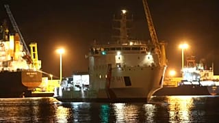 Navio da guarda costeira italiana  na Sicília com 500 migrantes a bordo 