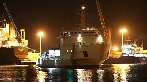 Navio da guarda costeira italiana  na Sicília com 500 migrantes a bordo 