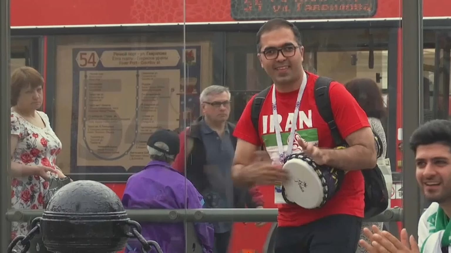 Fãs iranianos e espanhóis prontos para mais um encontro do Mundial.