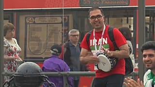Fãs iranianos e espanhóis prontos para mais um encontro do Mundial.
