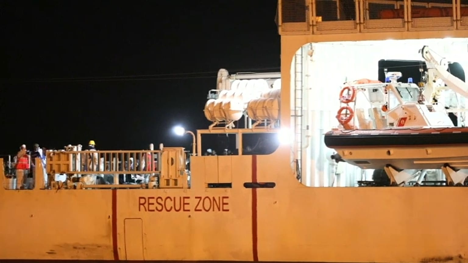 L'arrivo della nave "Diciotti" al porto di Pozzallo
