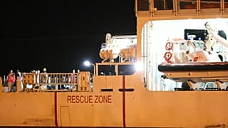 L'arrivo della nave "Diciotti" al porto di Pozzallo