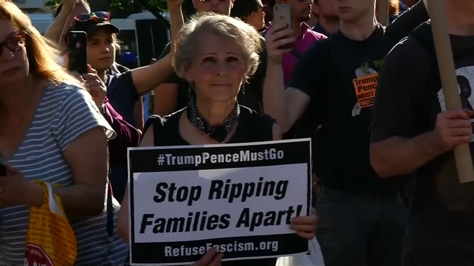 Protest gegen Kinder in Käfigen 