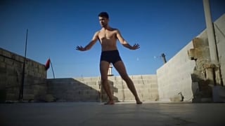 «Χορός ή θάνατος», ο όρκος του πρόσφυγα Αχμάντ