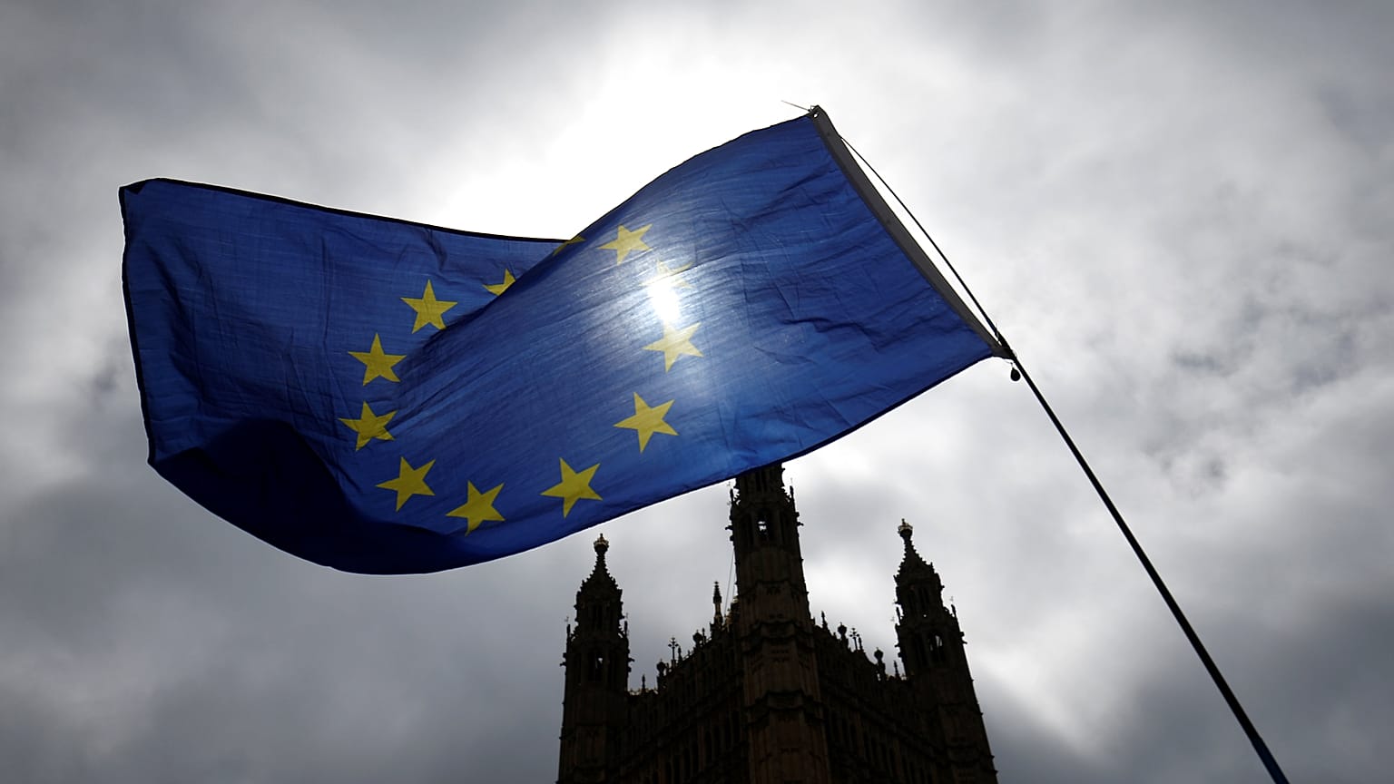 Theresa May consegue derrotar rebeldes no parlamento 