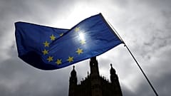 Theresa May consegue derrotar rebeldes no parlamento 