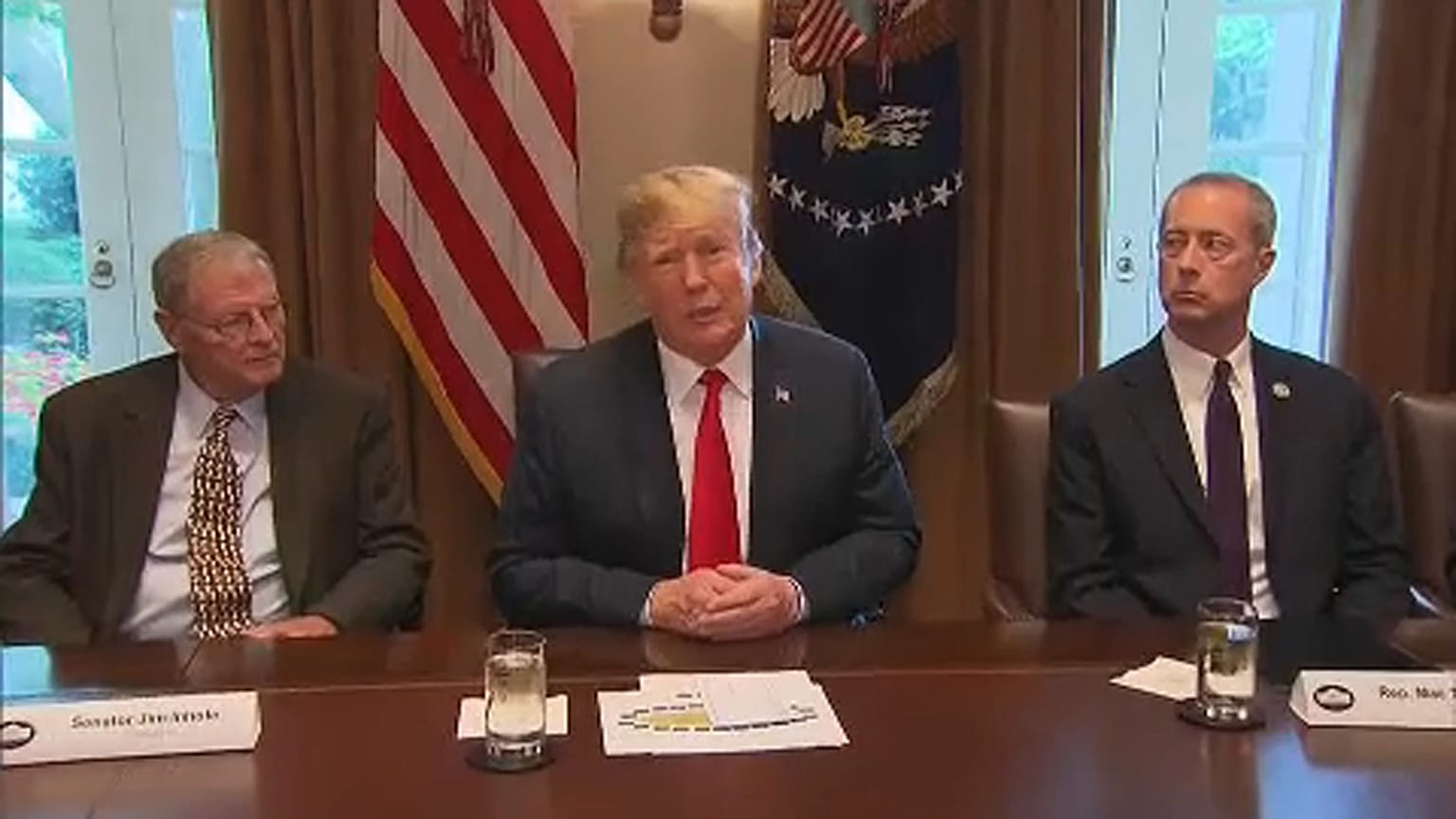 Trump engedett a nyomásnak