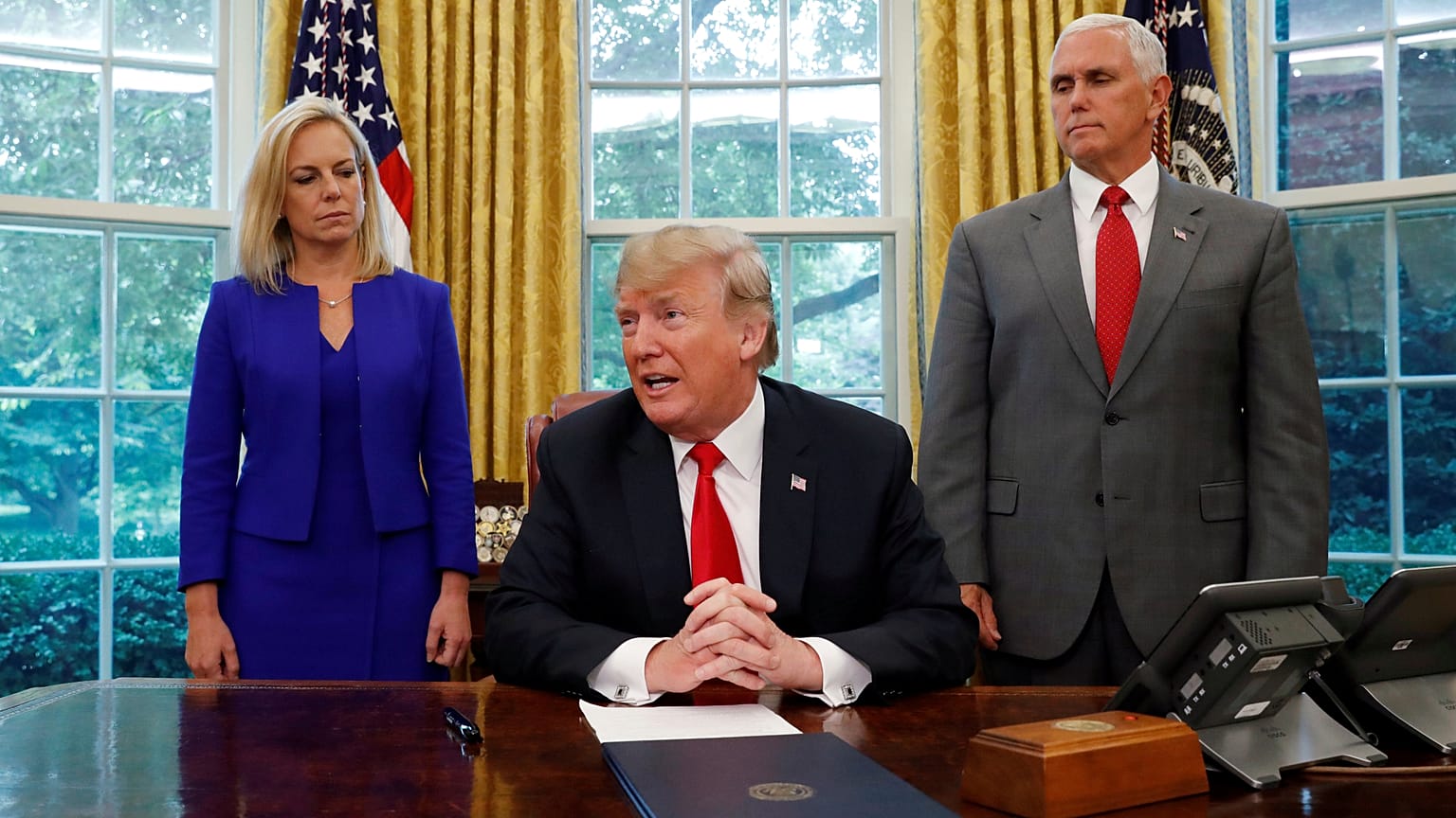 Donald trump signe un décret mettant fin à la séparation des familles de migrants 