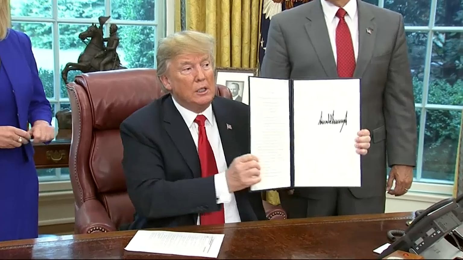 USA: Trump, marcia indietro sull'immigrazione 