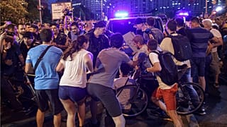 Rendőrökkel dulakodtak a korrupcióellenes román tüntetők