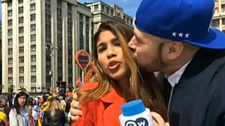 اعتذار رجل تحرّش بمراسلة رياضية على الهواء مباشرة في مونديال روسيا 