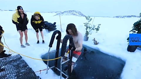 Pour fêter le solstice d'hiver, ils piquent une tête dans l'océan Antarctique