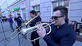 Болельщиков встречает духовой оркестр