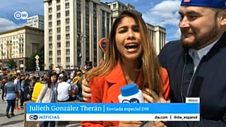 Mondial : il embrasse une journaliste et attrape sa poitrine en plein direct