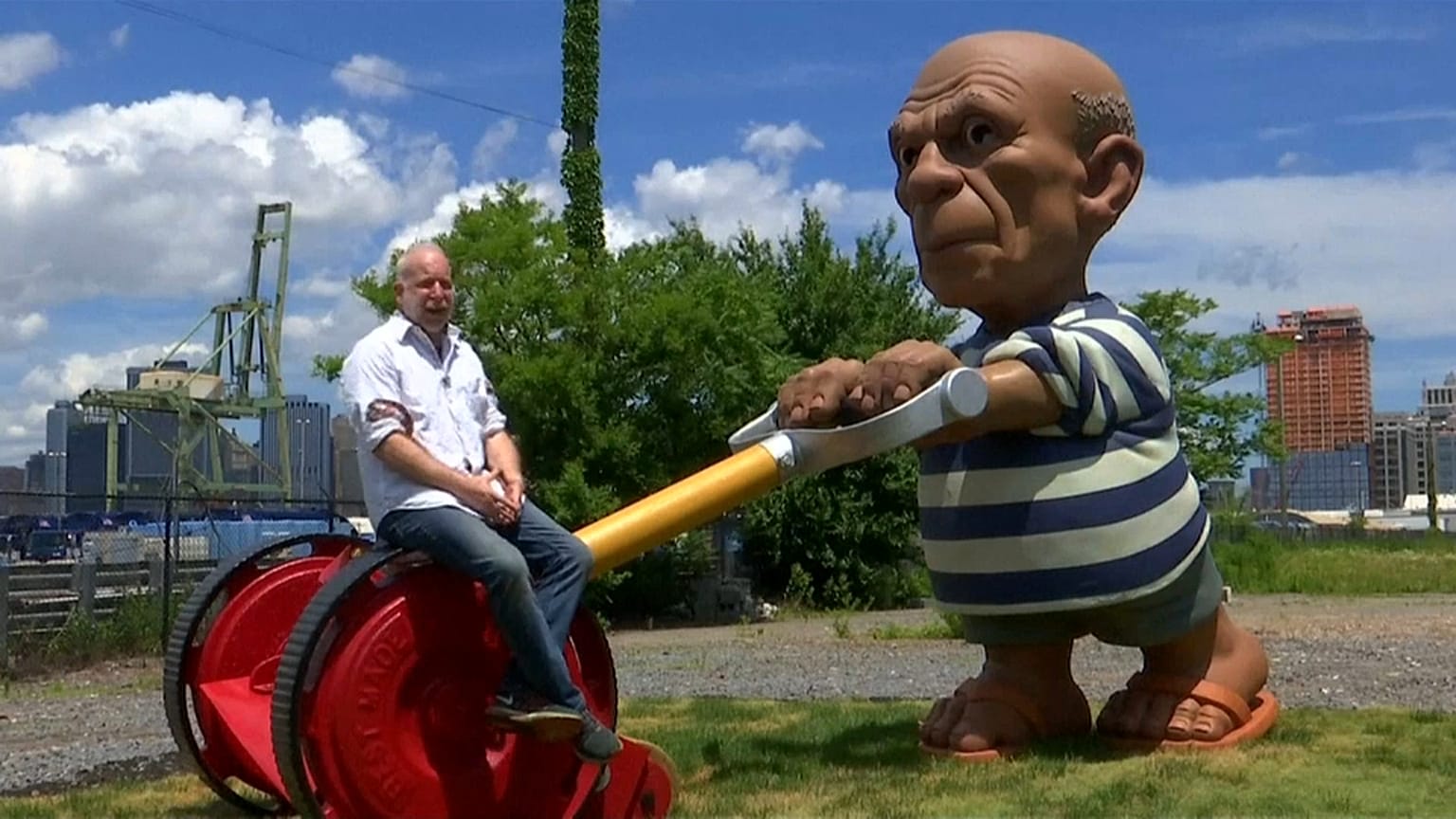 Pablo Picasso corta relva em Brooklyn